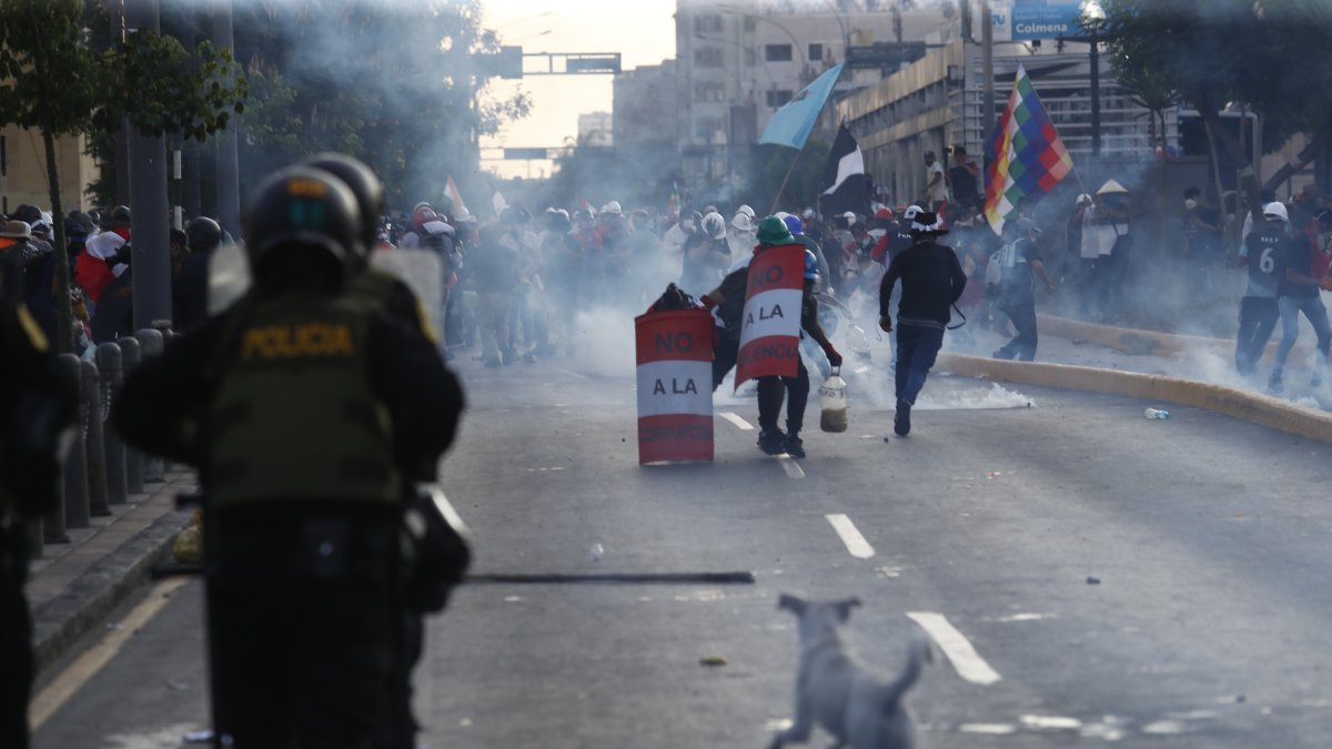 Lima. Manifestantes y policías se enfrentan durante una nueva marcha antigubernamental de este martes 24 de enero de 2023.