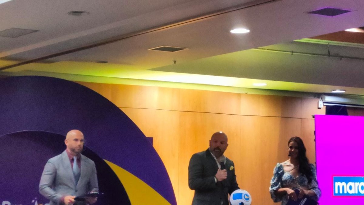 Miguel Ángel Loor, presidente de la LigaPro, presenta a Nike Fly, el balón oficial que rodará en la temporada 2023 para las competencias de Serie A y Serie B