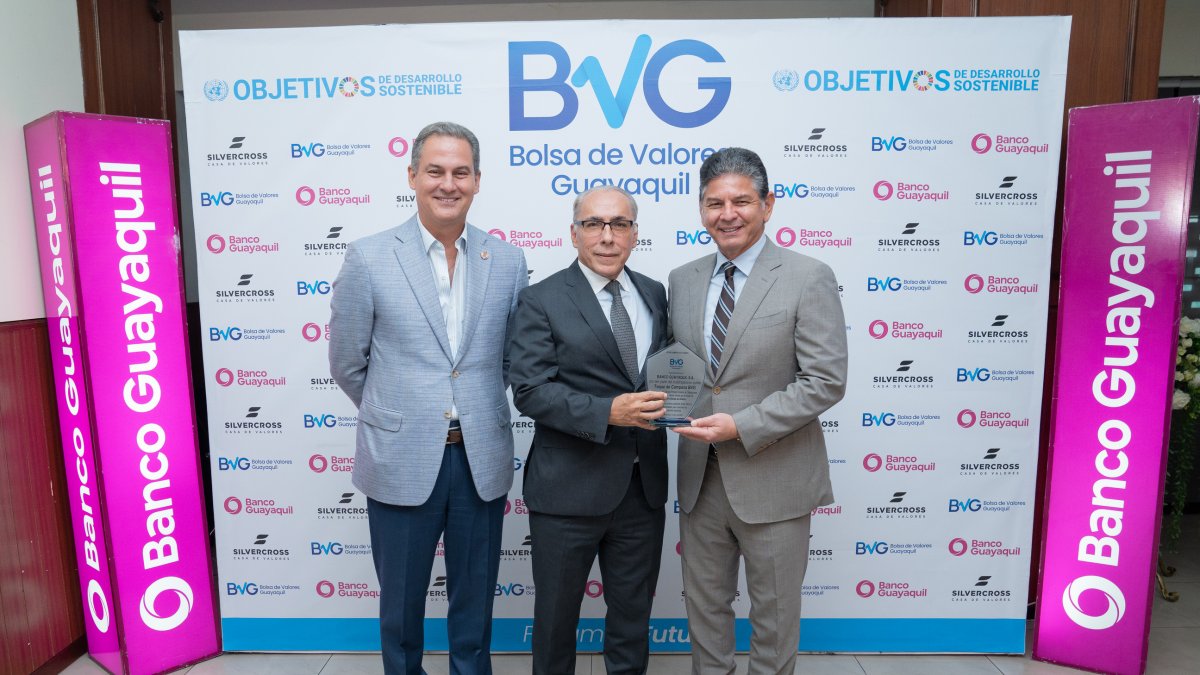 Ángelo Caputi, Presidente Ejecutivo de Banco Guayaquil; Ricardo Rivadeneira, Presidente del directorio de la BVG  y Julio Mackliff, Vicepresidente de Banco Guayaquil.