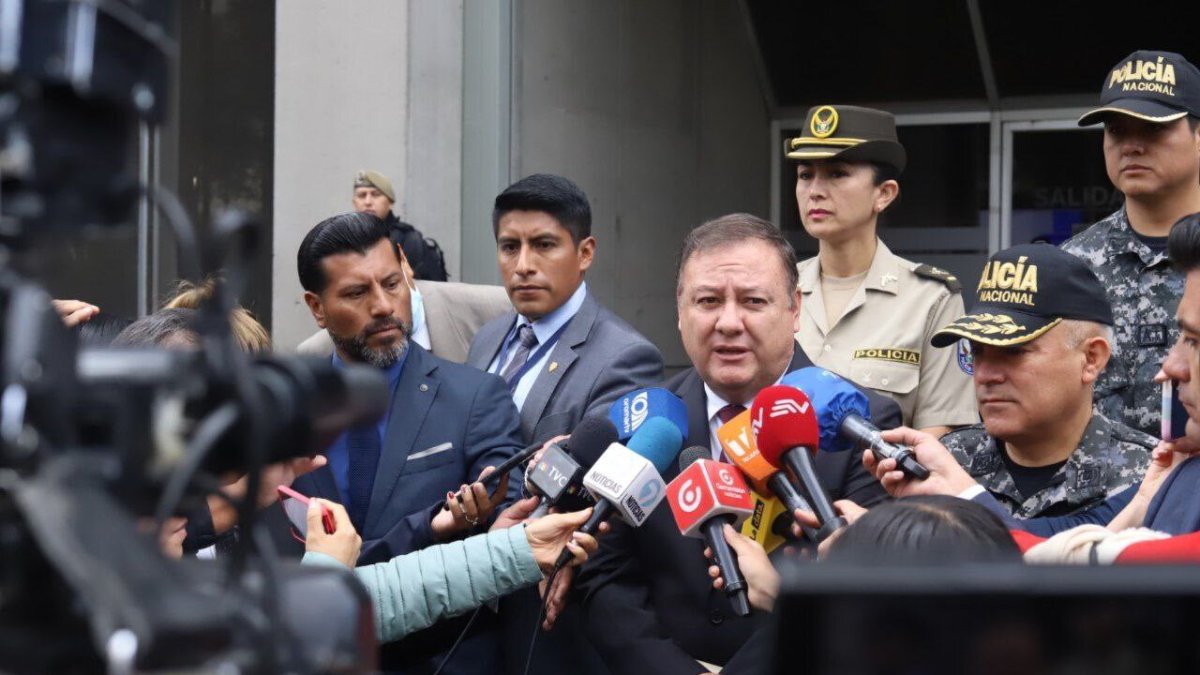 El ministro del Interior, Juan Zapata, brindó detalles del informe afuera de la Fiscalía General del Estado.