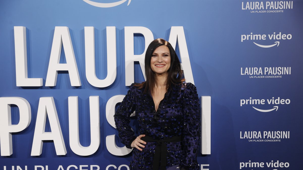 La cantante italiana Laura Pausini posa a su llegada al estreno de su película 'Laura Pausini - Un placer conocerte', en abril de 2022 en Madrid.