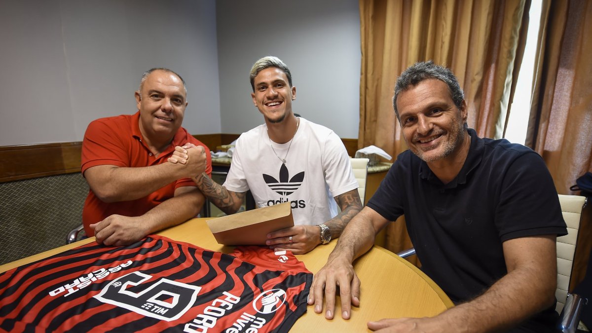 Pedro, delantero brasileño del Flamengo durante la firma de renovación.