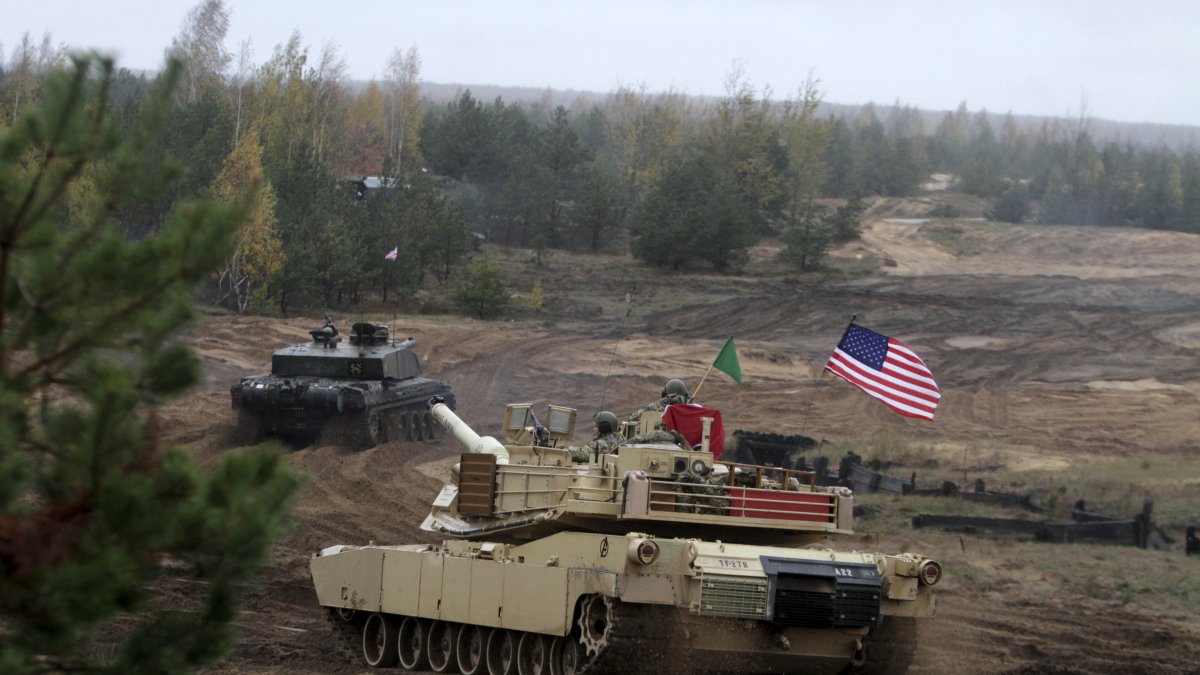 Foto de archivo de un tanque estadounidense Abrams  en primer plano, durante ejercicios militares de  2021.