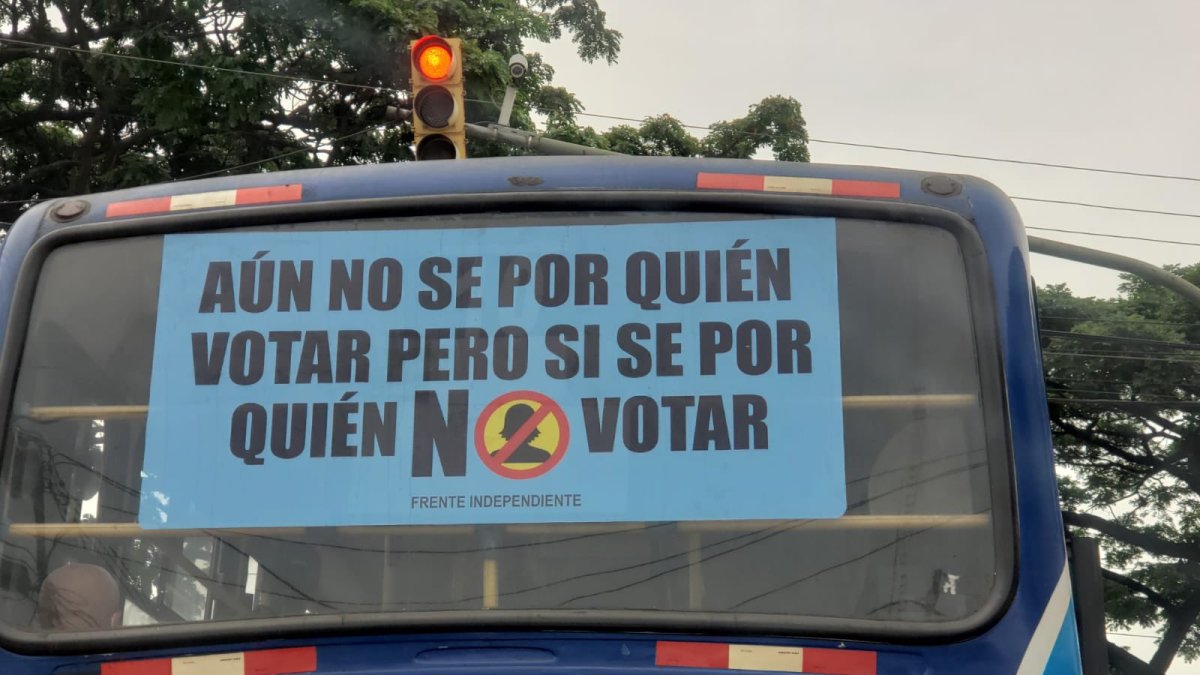 Transporte. La parte posterior de la carrocería de un bus.