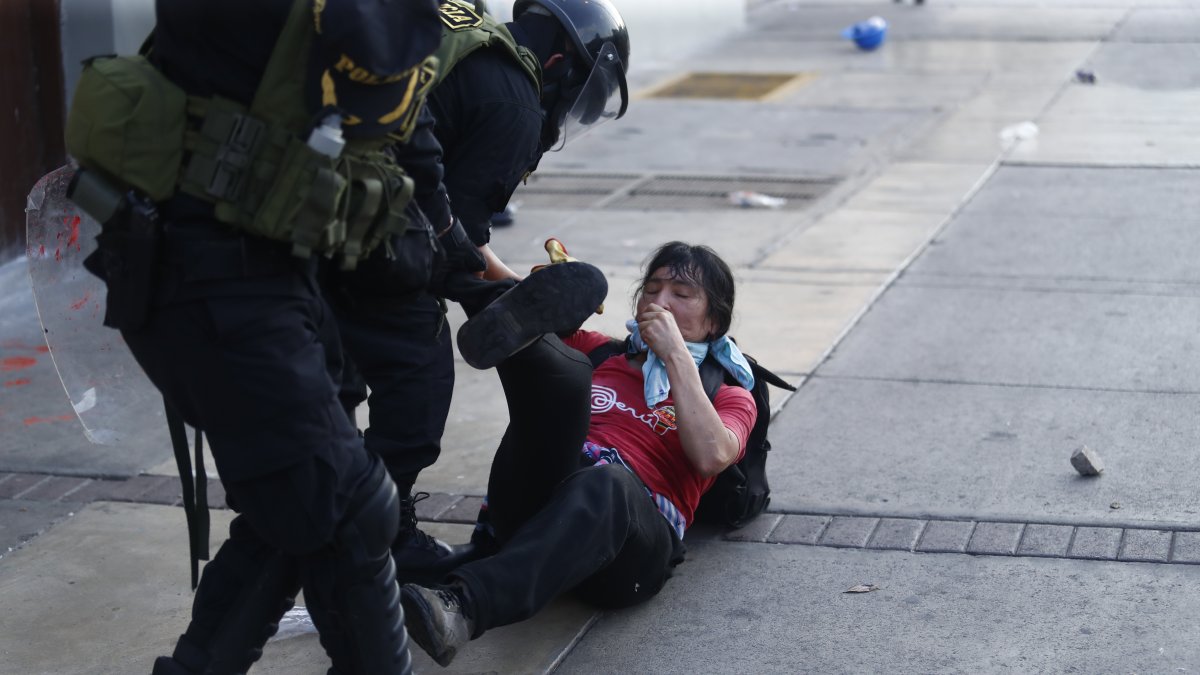 Manifestantes y policías se enfrentan durante una nueva marcha antigubernamental en Lima, el 24 de enero. 
