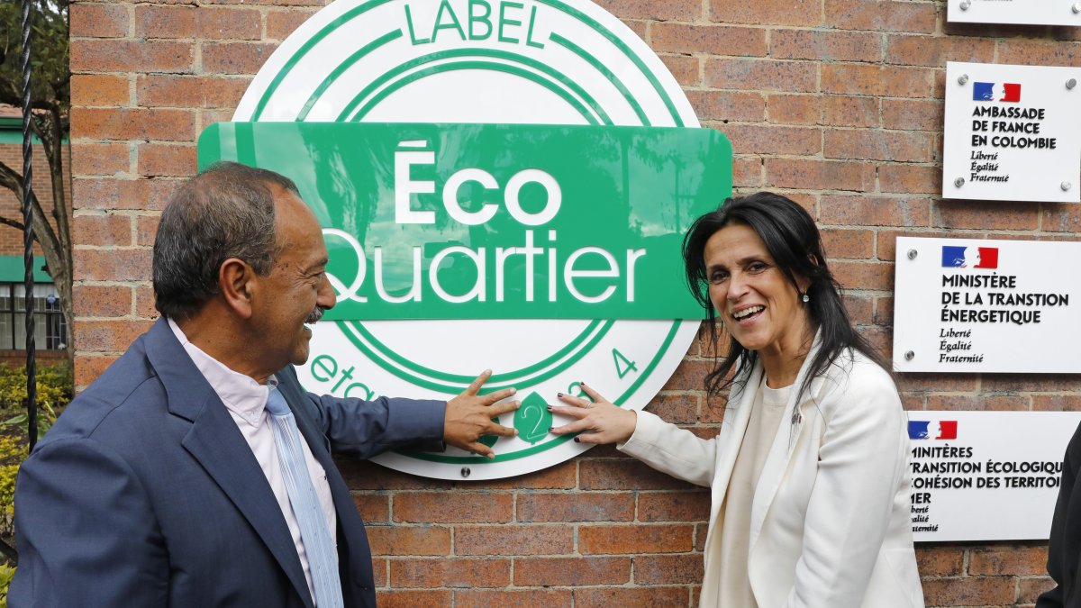La secretaria de Estado de Desarrollo, Francofonía y Colaboración Internacional de Francia, Chrysoula Zacharopoulou,  junto al presidente de junta del ecobarrio La Esmeralda, Pedro Abril Rodríguez.