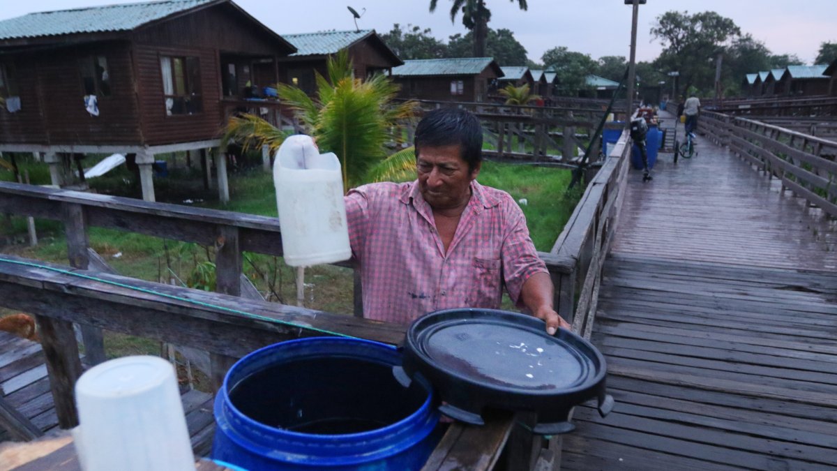 Falencias. Los comuneros deben abastecerse de agua en tanques.