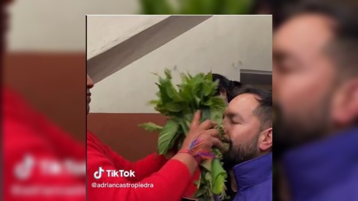 El candidato Adrián Castro en un mercado.