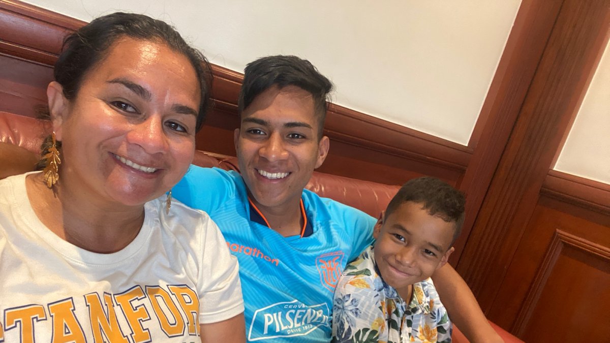 Marlene Martínez pudo entrar a la concentración de la Tri para pasar con su hijo Jeampaul Herrera, quien cumplió años.