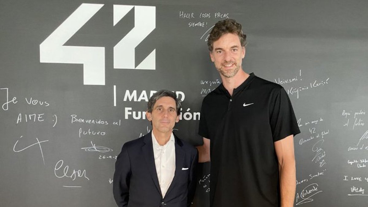 Pau Gasol junto a uno de los directivos de Telefónica, antes de firmar la alianza.