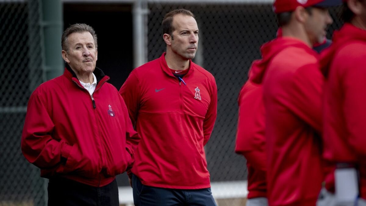 Arte Moreno (i) durante una de las prácticas de los Angelinos.