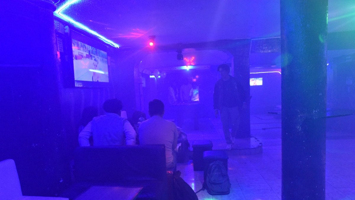 Bar.  En algunas calles hay hasta 12 bares “de mala muerte”.