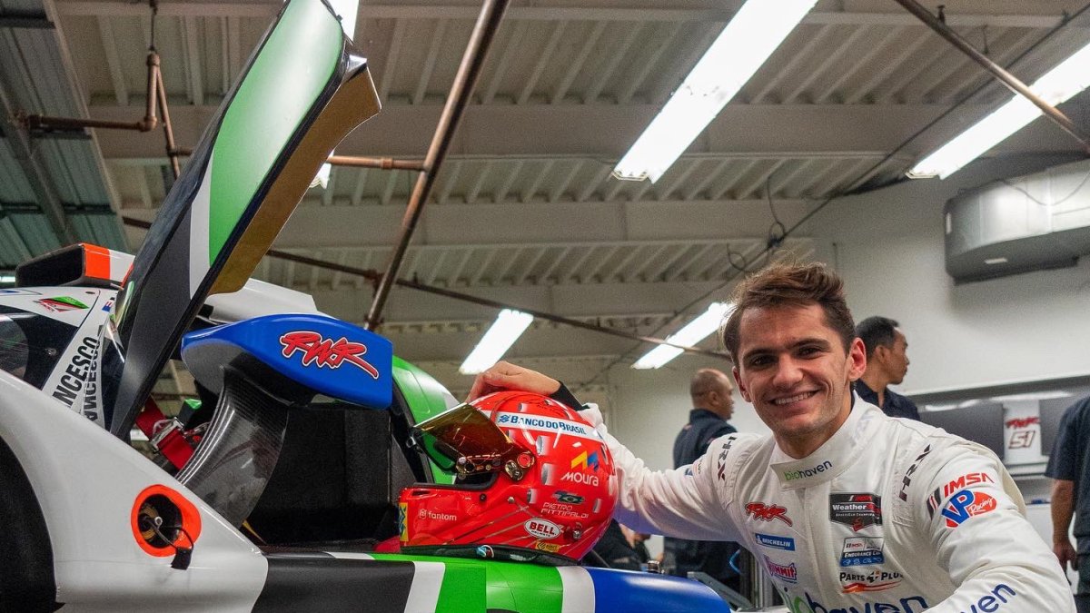 Pietro Fittipaldi posa con el auto de Hass que seguirá pilotando en las pruebas.