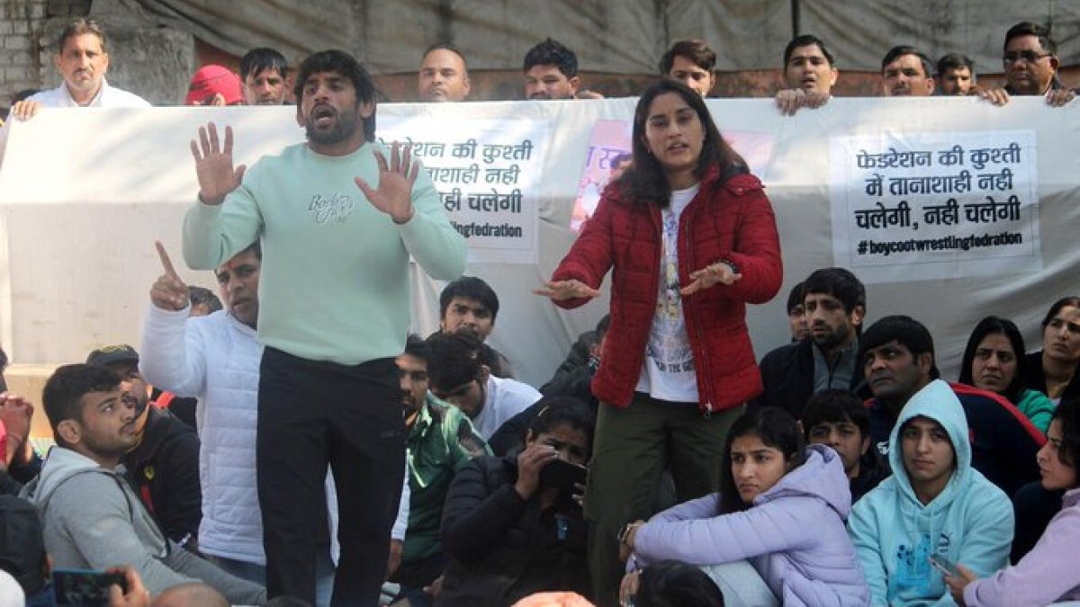 Vinesh Phogat (d) es la principal acusadora. Estuvo acompañada y respaldada por varios deportistas nacionales.