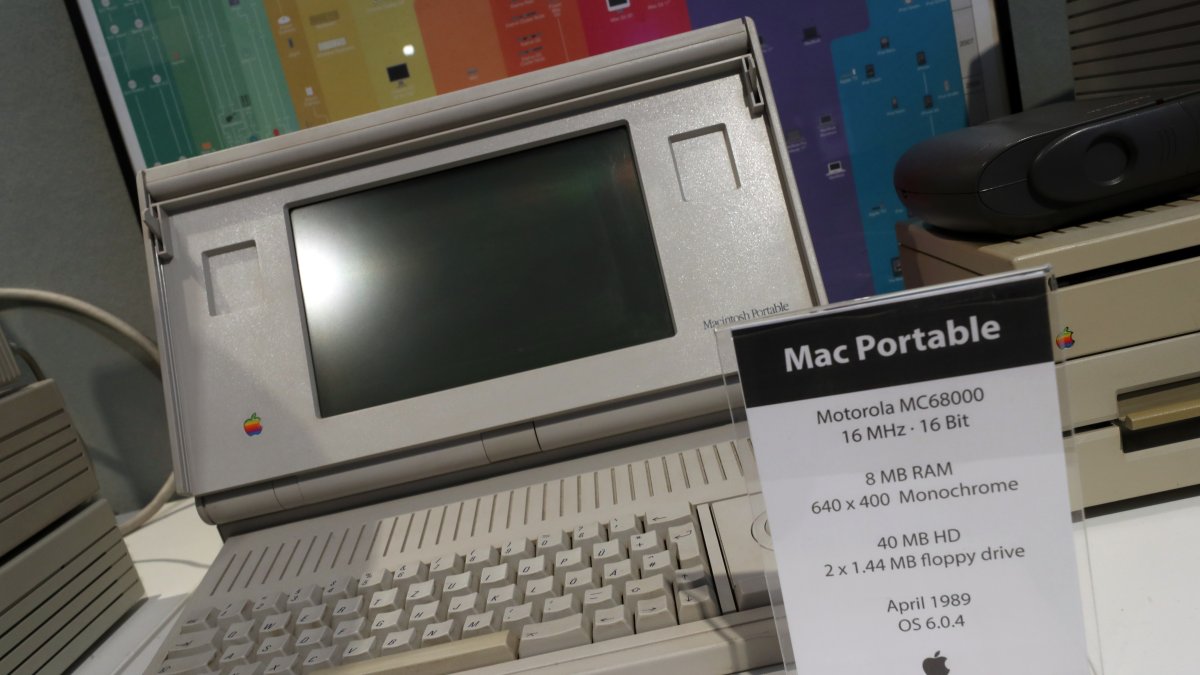 El precio inicial fue de 2.495 dólares. Tenía  una carcasa color beige y era de un solo módulo.