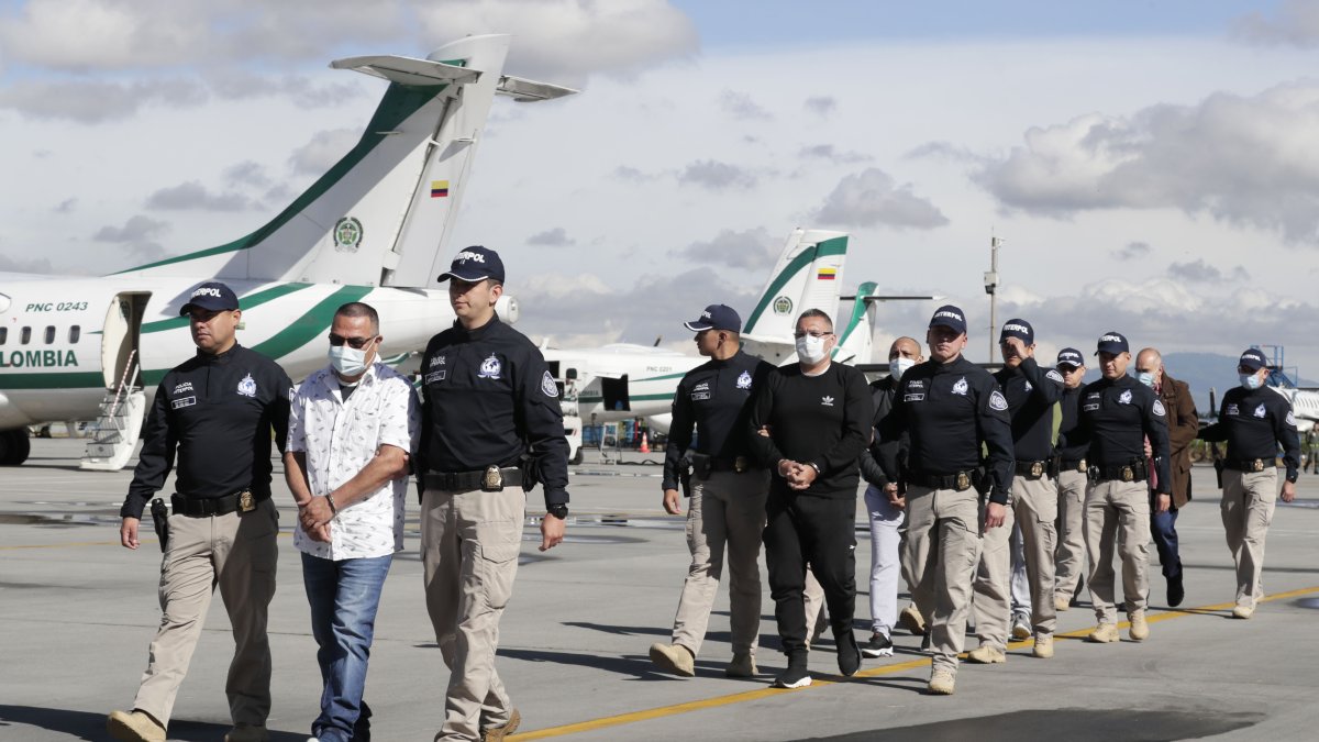 Agentes de la Organización Internacional de Policía Criminal (INTERPOL), acompañan a siete antiguos integrantes de las FARC.