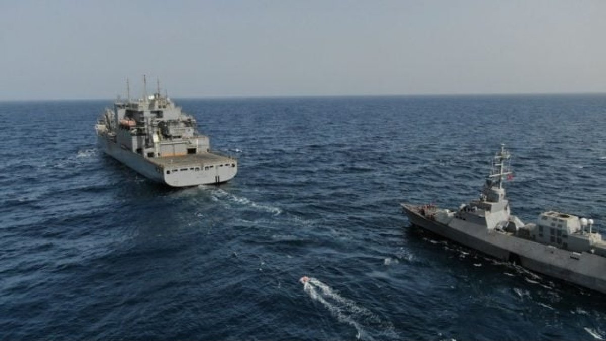 Una corbeta Sa’ar 5 de la Armada israelí se aproxima a un petrolero de reabastecimiento de la Quinta Flota estadounidense en el Mar Rojo.