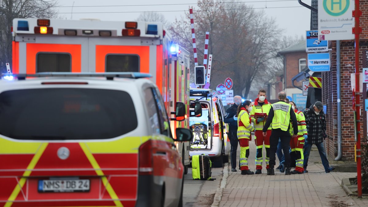 Los servicios de emergencia trabajan para atender a las víctimas del ataque en un tren a su paso por Brokstedt, Alemania, el 25 de enero de 2023.