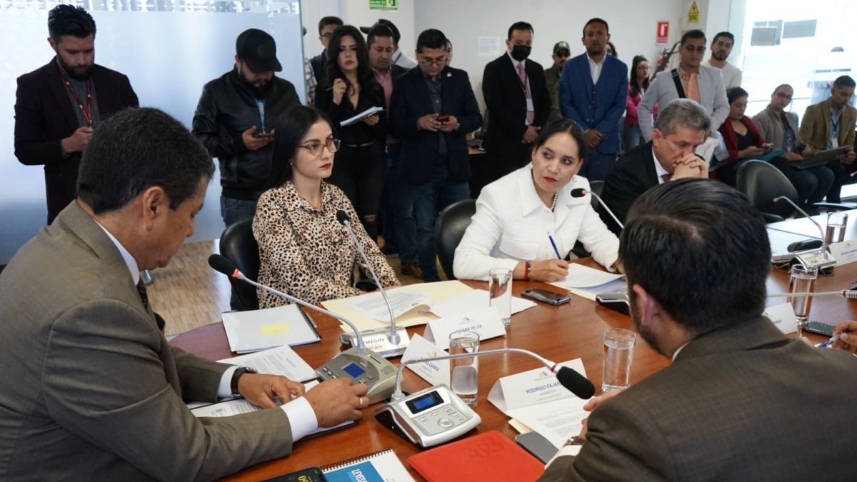 Las legisladoras Viviana Veloz (i) y Mireya Pazmiño (d) fueron electas como las autoridades de la mesa.