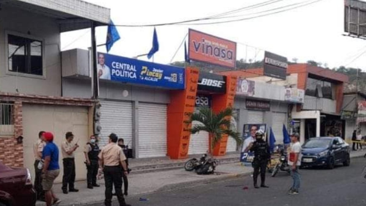 Los sospechosos del atentado, según la Policía Nacional, son dos hombres que viajaban a bordo de una motocicleta color negro.