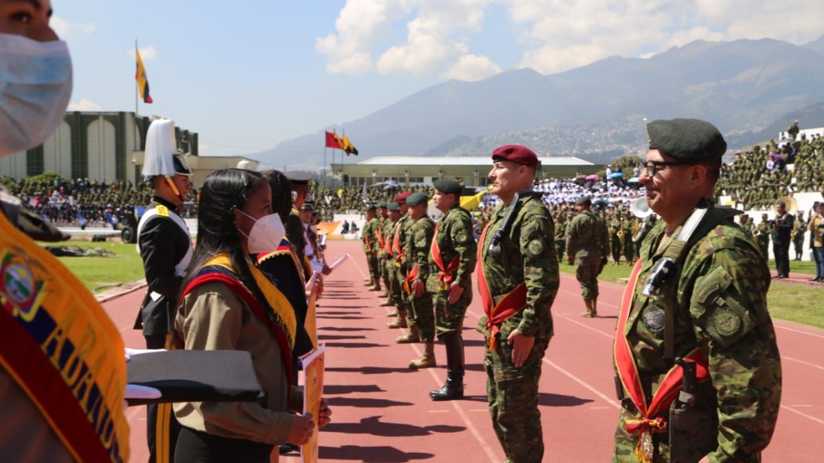 En la cita, se entregó proclamas a los abanderados de las unidades educativas que asistieron a este evento castrense.