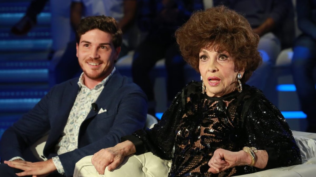 Andrea Piazzola y Gina Lollobrigida en un set de televisión hablando de su excelente relación.