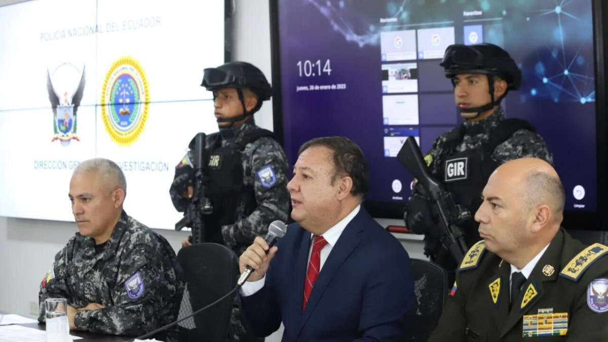 El policía desmayado se encontraba detrás del ministro Juan Zapata (c) durante la rueda de prensa.