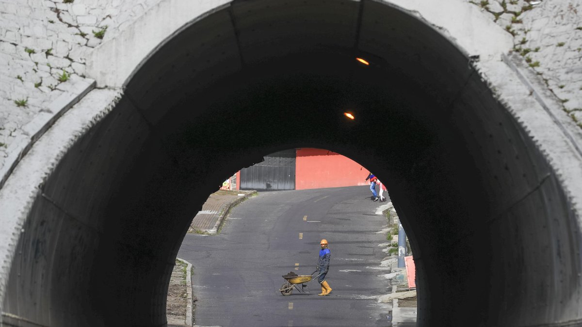 Fotografía del 23 de enero de 2023, que muestra el túnel por donde bajo el aluvión hace un año en Quito (Ecuador).