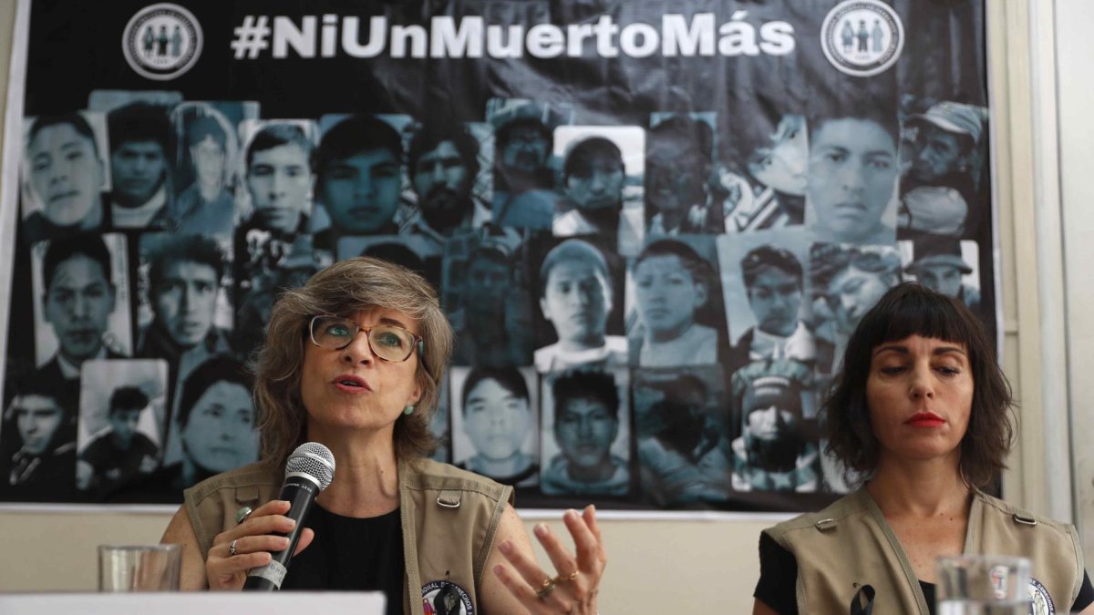 Jennie Dador (i), secretaria ejecutiva de la Coordinadora Nacional de Derechos Humanos (CNDDHH), habla durante una rueda de prensa hoy en Lima (Perú).