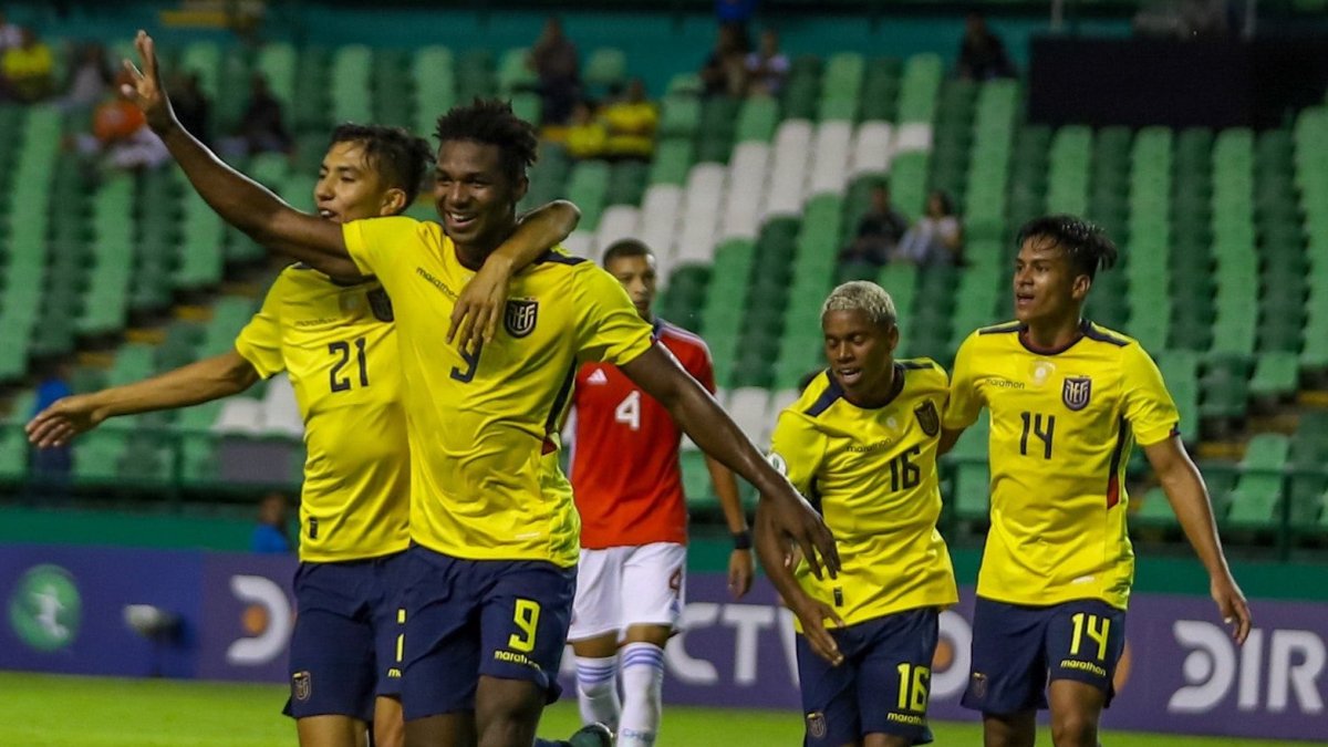 Justin Cuero (9), delantero de la selección ecuatoriana, es paciente con la pelota.