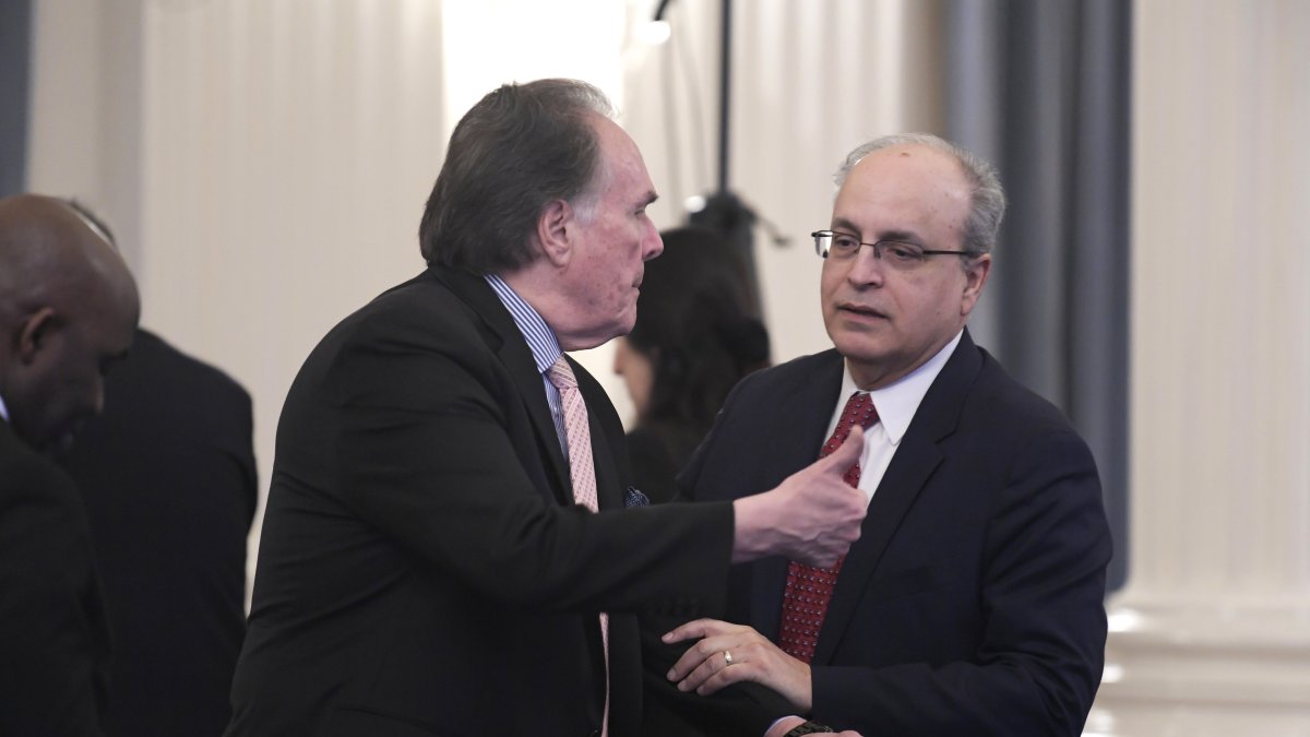 El representante permanente de Estados Unidos ante la Organización de Estados Americanos (OEA), Francisco Mora (d), conversa con su homólogo peruano, Harold Forsyth (i).