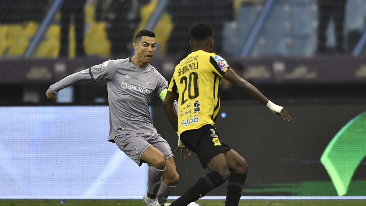 Cristiano Ronaldo (i), del Al-Nassr, intenta burlar la marca de un rival.