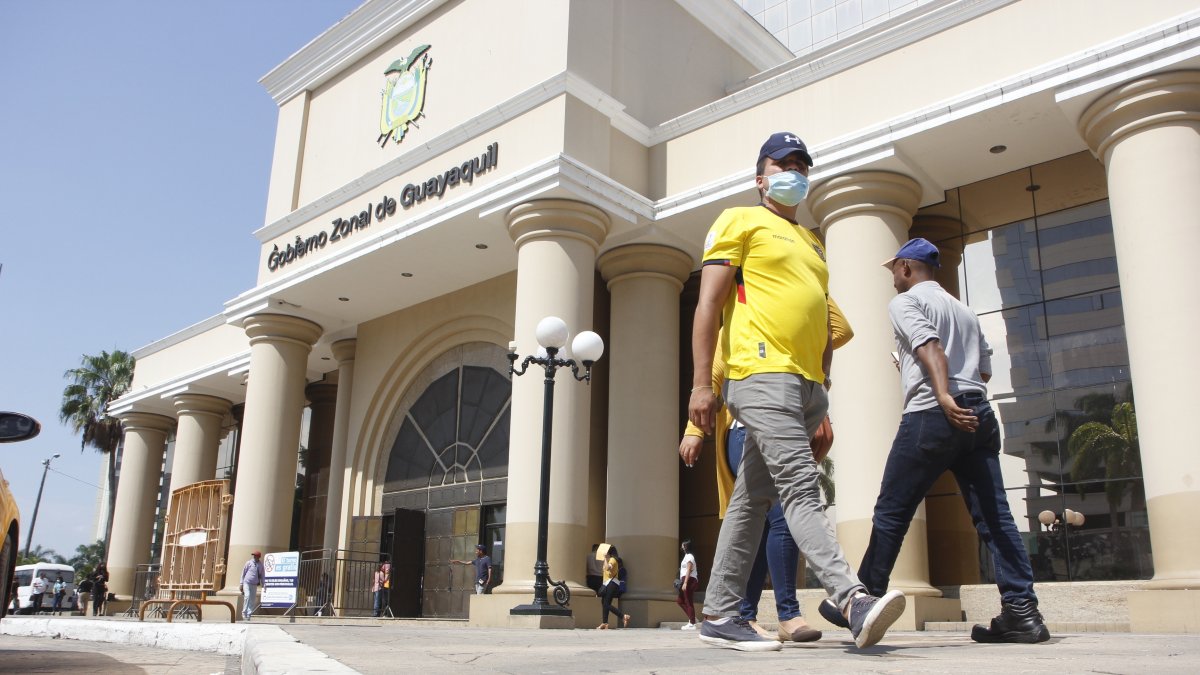 Guayaquil. Tramitadores citan a ciudadanos que buscan pasaportes en el edificio del Gobierno Zonal.