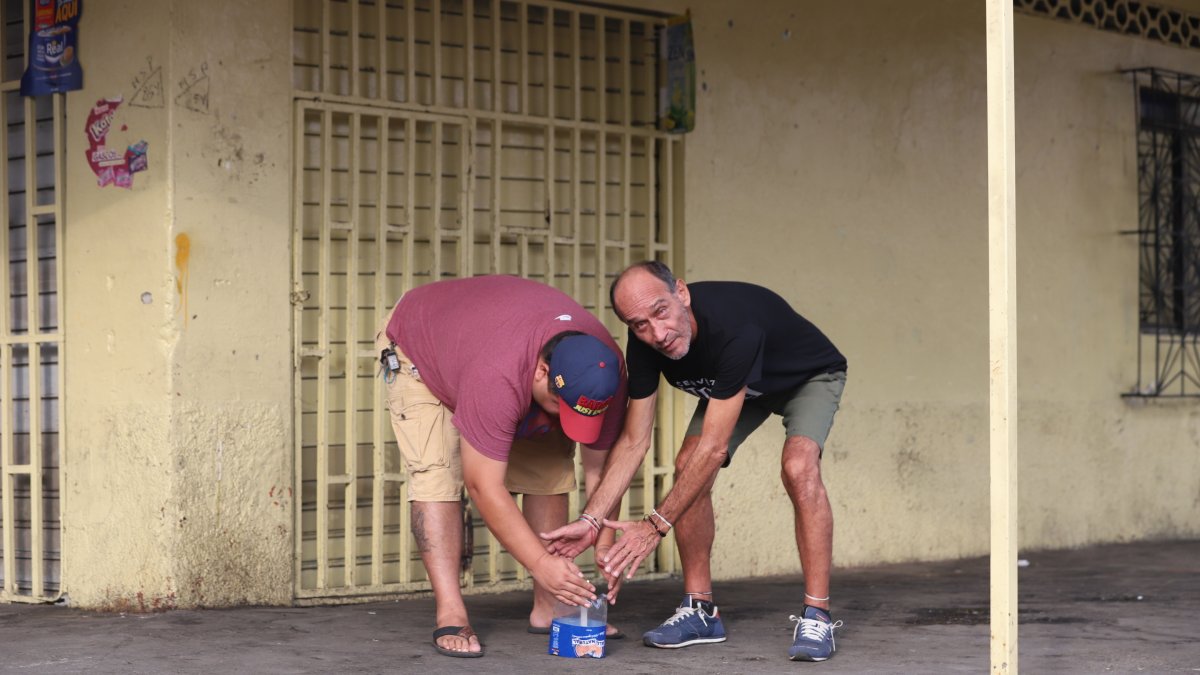 José Patiño, padre de una de las  víctimas, y otro allegado colocaron una vela en el lugar donde cayó abatido. En el sitio se hallaron 16 indicios de balas.