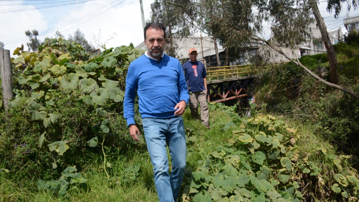 Pabel Muñoz recorrió con EXPRESO una de las quebradas más abandonada del norte de Quito.