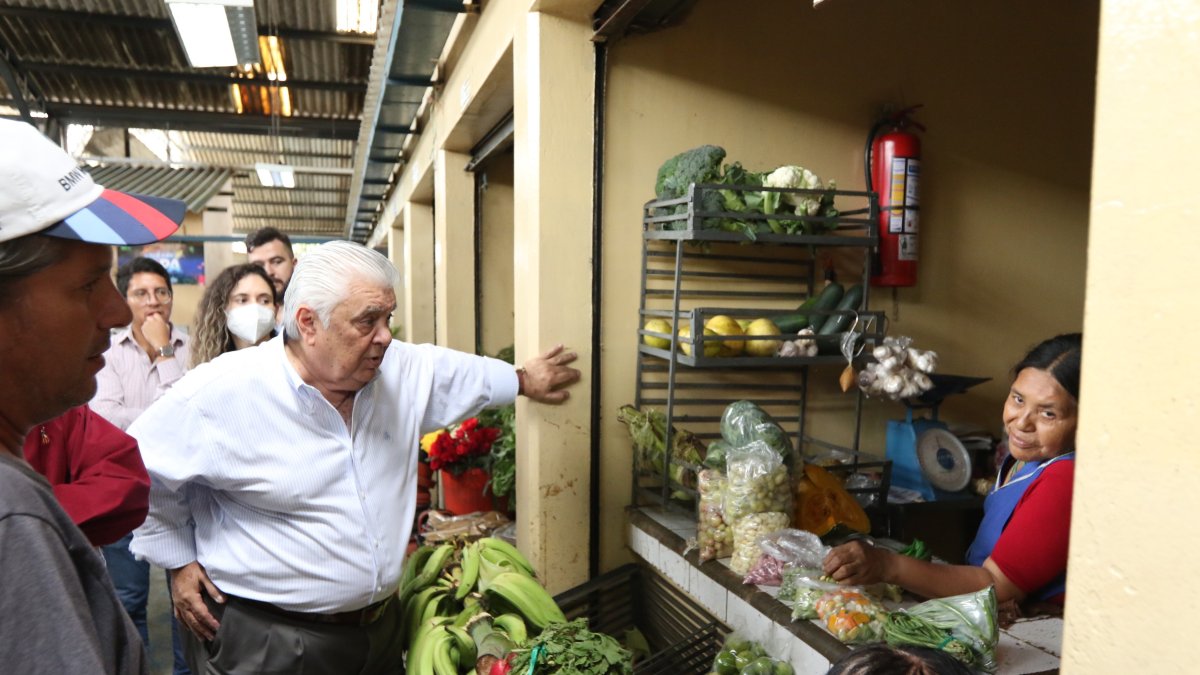 Mercados. Durante el recorrido, el asambleísta Marcos Molina visitó los mercados para hablar con los clientes y vendedores para constatar si había o no roedores en los espacios.