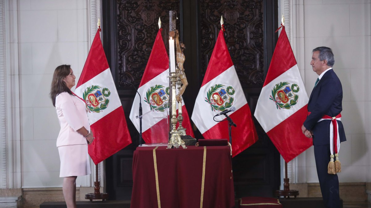 Dina Boluarte, nombrando al economista Raúl Pérez-Reyes como nuevo ministro de la Producción