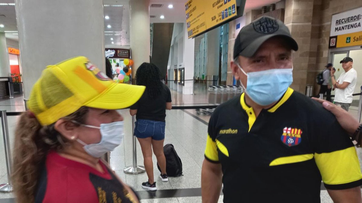 Hinchas de Barcelona y de Sergio Agüero se quedaron con las ganas de verlo en el aeropuerto