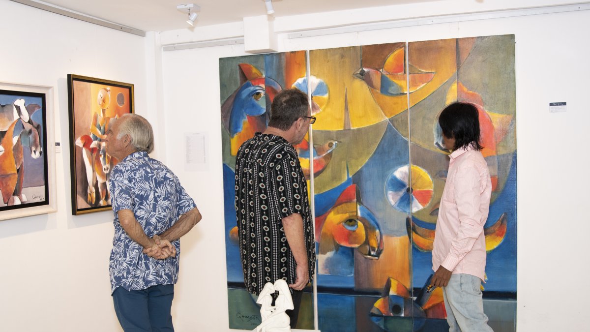 Olón. Varios visitantes observan la obra del artista plástico ecuatoriano durante la apertura de las salas.