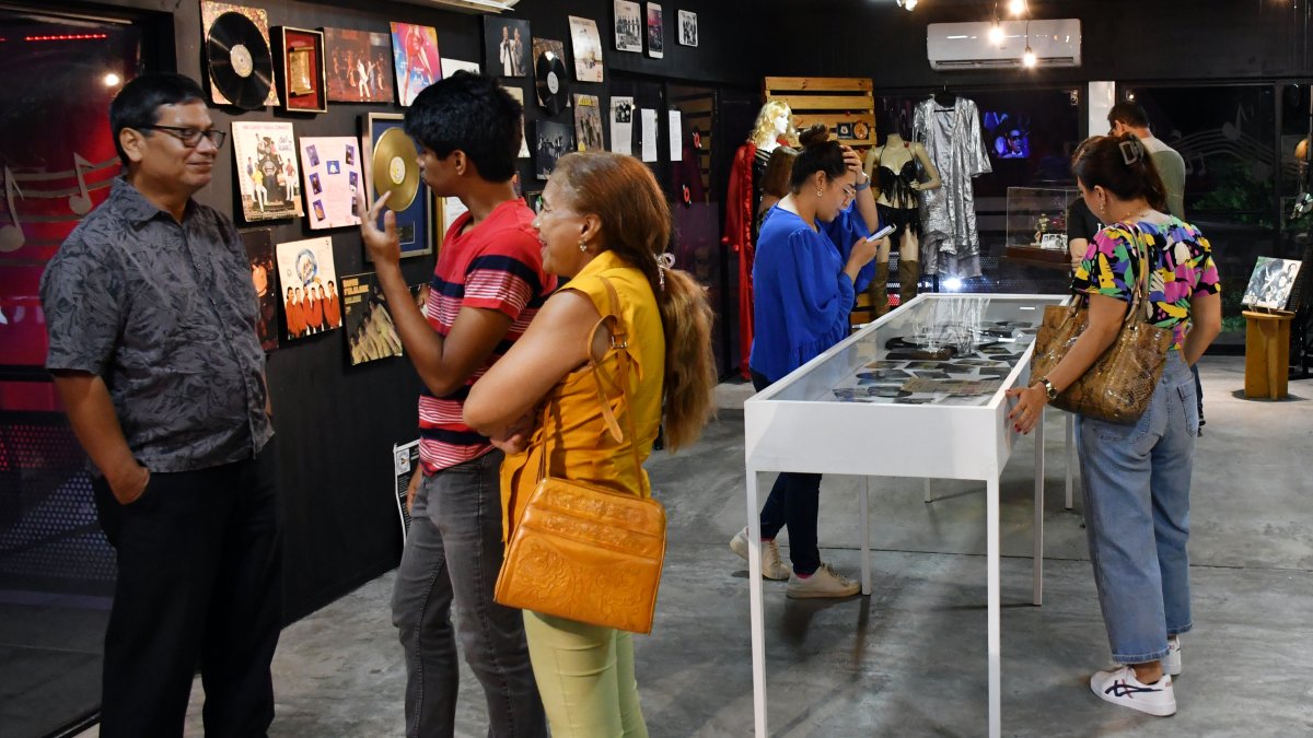 Afiches, fotografías, carátulas, discos de vinilo, recortes de periódicos... Todo esto es parte de una muestra que se denomina ‘Expo Musical 80s-90s’.