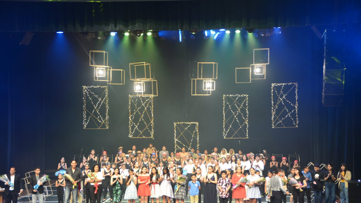 Alumnos de las Escuelas de Arte se preparan para su función de fin de curso.