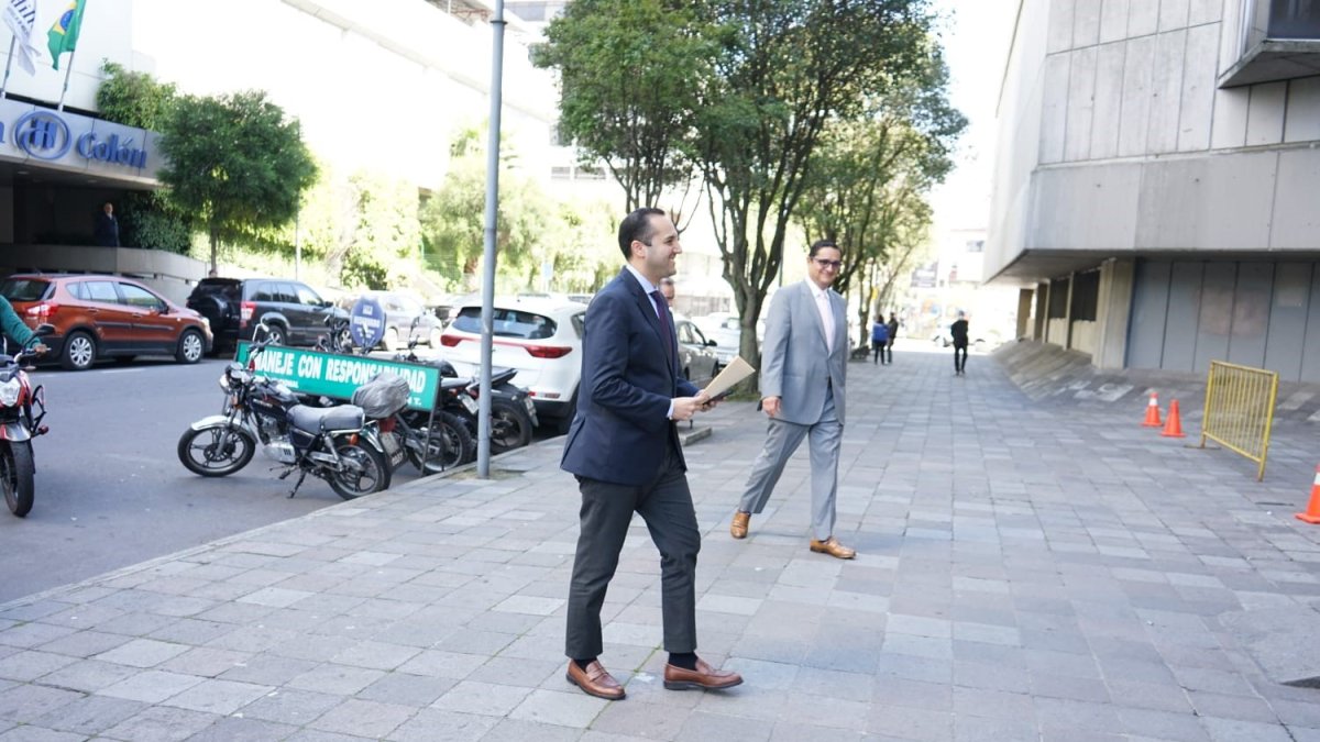 Llamado. El canciller Juan Carlos Holguín a su ingreso a la Fiscalía acompañado por su abogado Raúl Rosero.