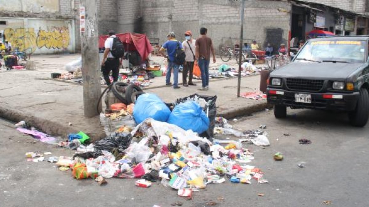 Hecho. A Una cuadra del hospital, los comerciantes ‘conviven’ con la basura.