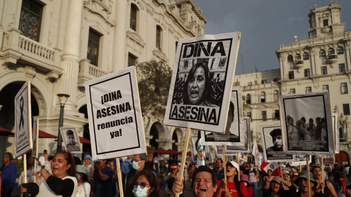 Cientos de personas participan en una marcha contra el Gobierno de Dina Boluarte, en Lima (Perú)