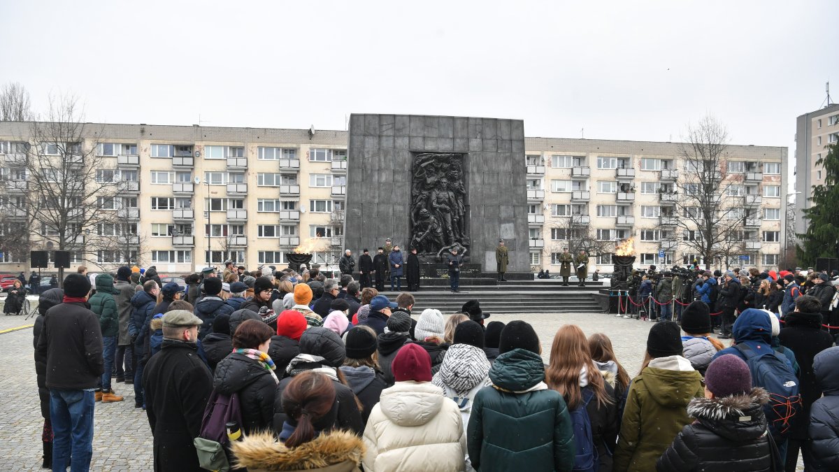 Decenas de personas asisten a una ceremonia de conmemoración del Día Internacional del Holocausto, al pie del Monumento a los Héroes del Gueto, en Varsovia, Polonia, este 27 de enero de 2023.
