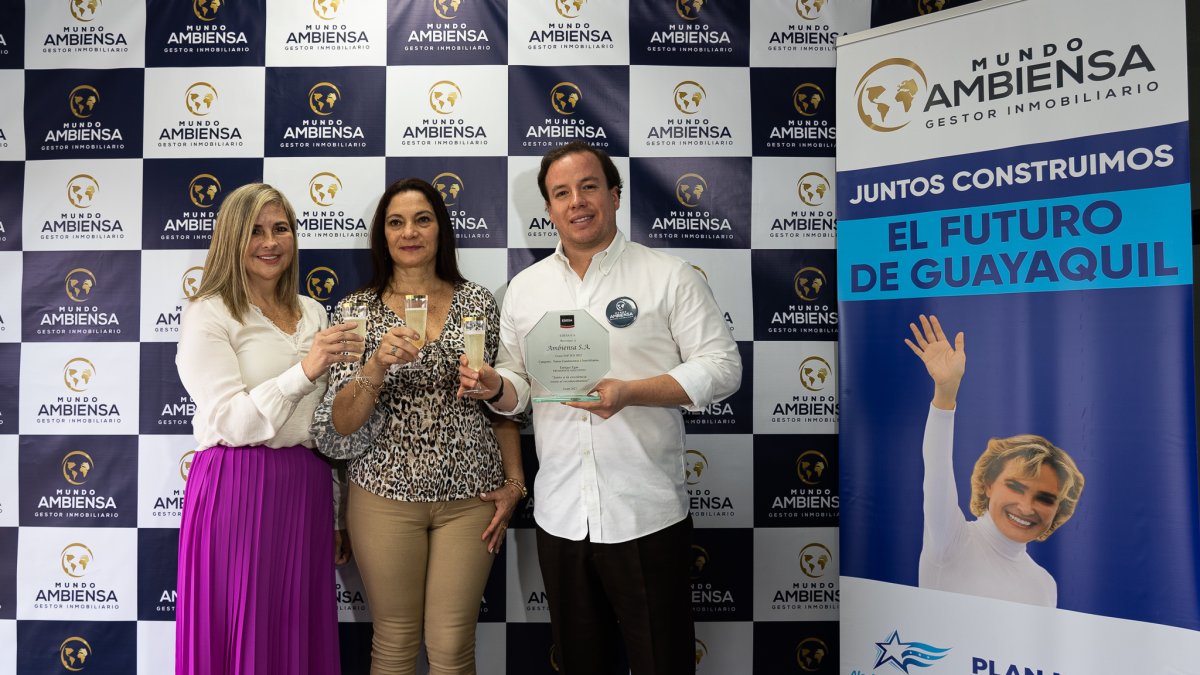 Mundo Ambiensa recibiendo el reconocimiento.