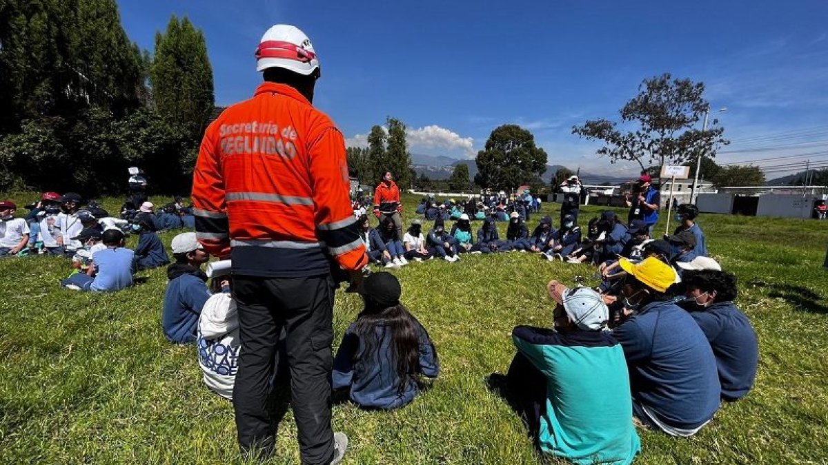 Evacuación. Los estudiantes de la Unidad Educativa Iliniza participaron.