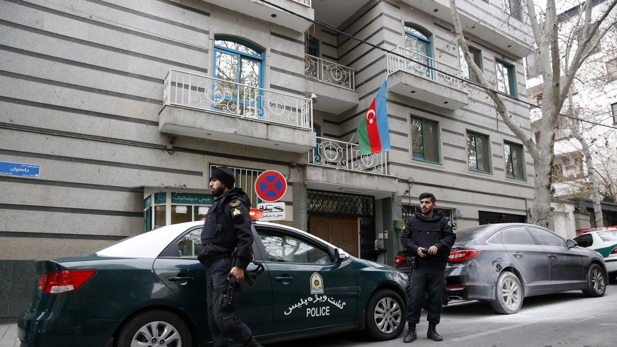 La policía iraní resguarda la embajada de Azerbaiyán en Teherán, este 27 de enero.