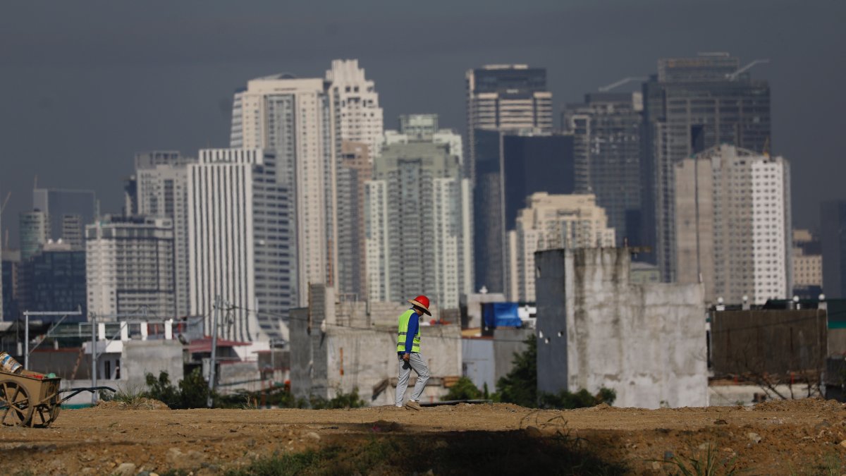Foto referencial. Un obrero labora en una construcción cercana a la ciudad de Manila, capital de Filipinas, el 26 de enero.