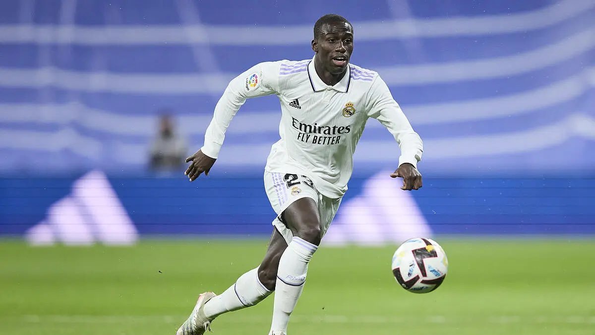 Ferland Mendy, jugador del Real Madrid, será baja por espacio de un mes.